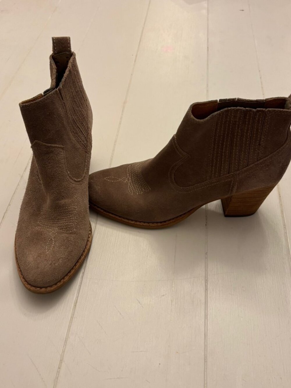 Dolce Vita Taupe Suede Chelsea Western Booties Size 8 - Picture 3 of 9